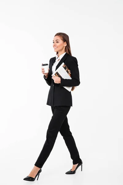 Glückliche Geschäftsfrau hält Zeitung und trinkt Kaffee. — Stockfoto