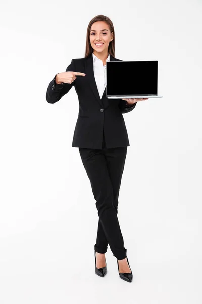 Glad vacker affärskvinna visar displayen av laptop — Stockfoto