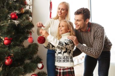 Mutlu aile süslemeleri evde Noel ağacı