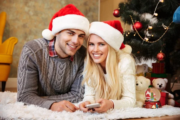 Genç çift Noel Baba'nın şapka ve örme kazak arıyorum bana yardımcı olanvarmı