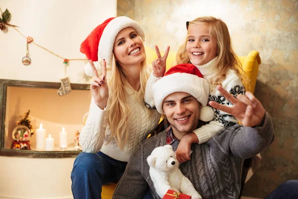 Ler mor, far och dotter visar fred tecken, söker — Stockfoto