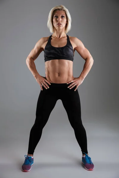 Retrato de comprimento total de uma esportista adulta muscular confiante — Fotografia de Stock