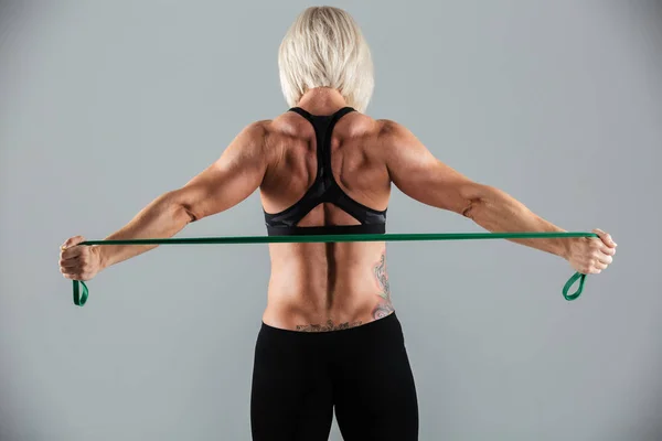 ΠΙΣΩ ΟΨΗ πορτρέτο του ένα ισχυρό μυϊκό ενηλίκων αθλήτρια — Φωτογραφία Αρχείου