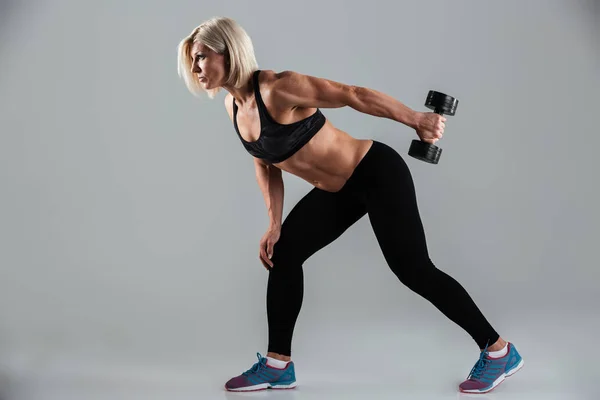 Retrato de vista lateral de uma esportista adulta muscular focada — Fotografia de Stock