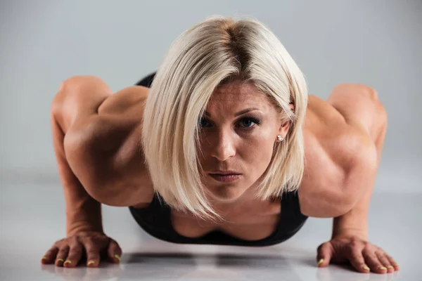 Close up retrato de uma mulher desportiva adulto muscular confiante — Fotografia de Stock