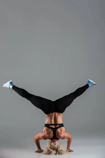 Porträt einer muskulösen erwachsenen Sportlerin in voller Länge — Stockfoto