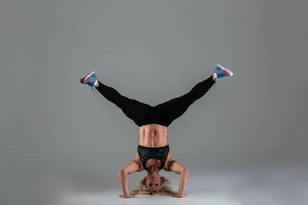 Retrato completo de una deportista adulta musculosa — Foto de Stock