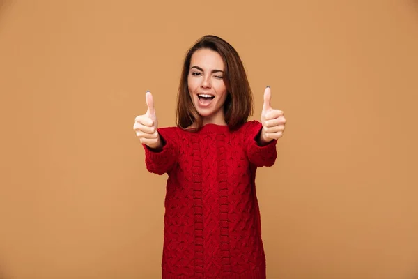 Kaukasiska dam med tummen upp winking. — Stockfoto