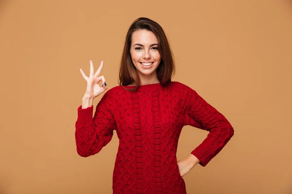 Καυκάσιος κυρία με εντάξει χειρονομία ντυμένος με πουλόβερ — Φωτογραφία Αρχείου