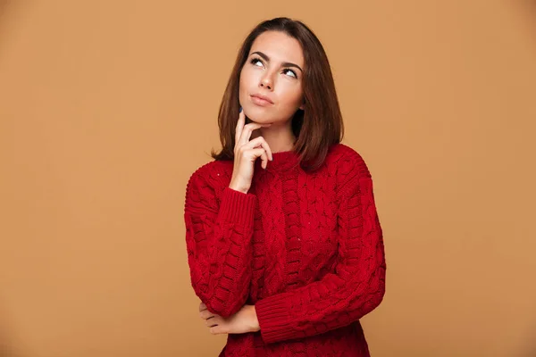 Kedves gondolkodó fiatal csinos lány vörös pulóverben, fotó — Stock Fotó