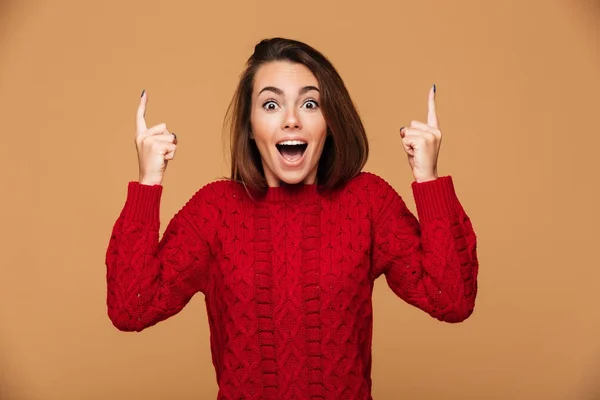 Happy verlaten jonge vrouw in rode trui omhoog met twee fin — Stockfoto