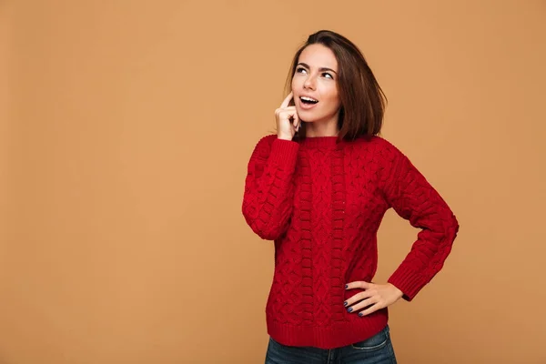 Foto de una joven mujer bonita pensando en un jersey de punto rojo — Foto de Stock