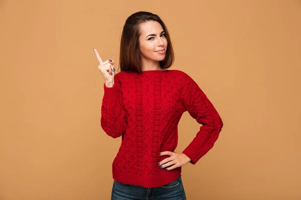 赤いニットのセーターの魅力的なブルネットの女性のクローズ アップ写真 — ストック写真