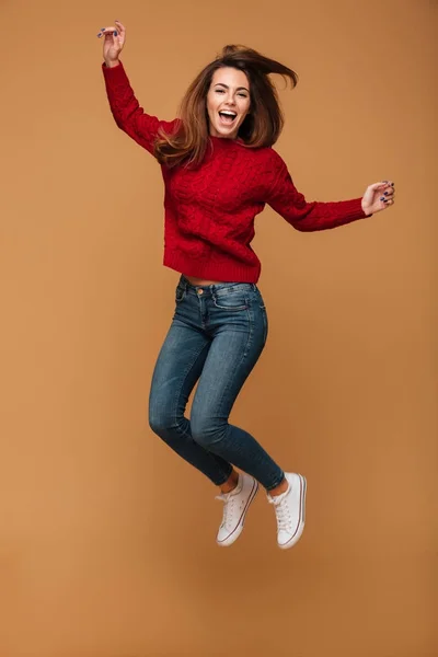 Retrato de larga duración de la joven feliz en suéter de punto rojo —  Fotos de Stock