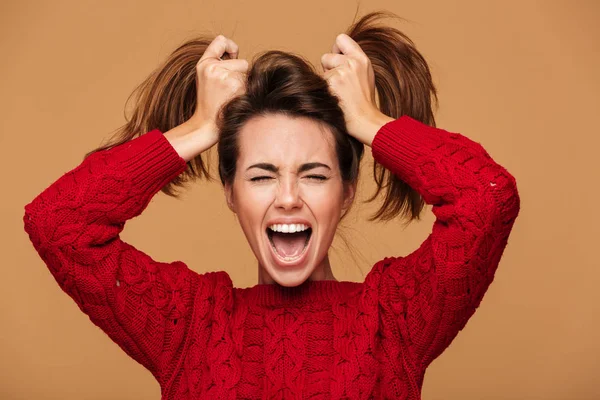 Foto av skrikande brunett kvinna med slutna ögon att göra två po — Stockfoto