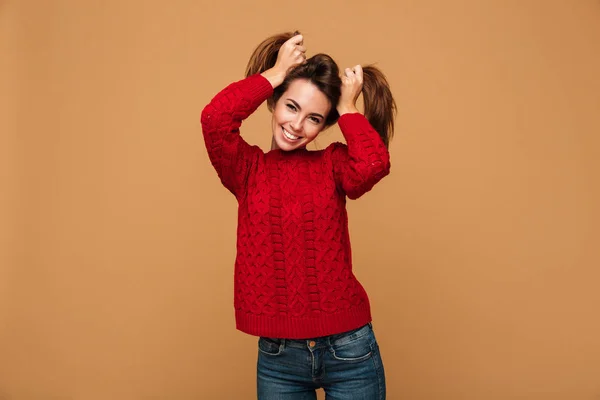 Lustige kaukasische Frau im Pullover — Stockfoto