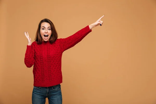 Geschokt Kaukasische vrouw gekleed in trui wijzen — Stockfoto