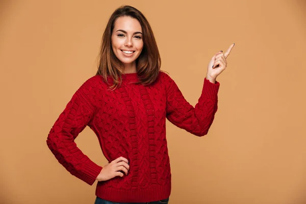 Glückliche kaukasische Frau im Pullover. — Stockfoto