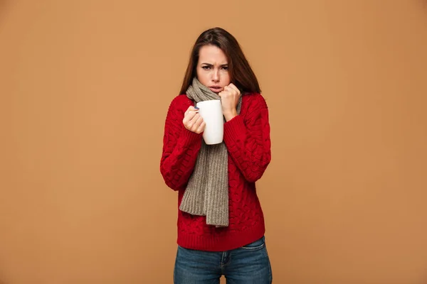 Triste mulher caucasiana doente beber chá quente . — Fotografia de Stock
