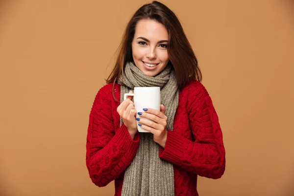 Feliz dama caucásica vestida con suéter bebiendo té caliente . —  Fotos de Stock