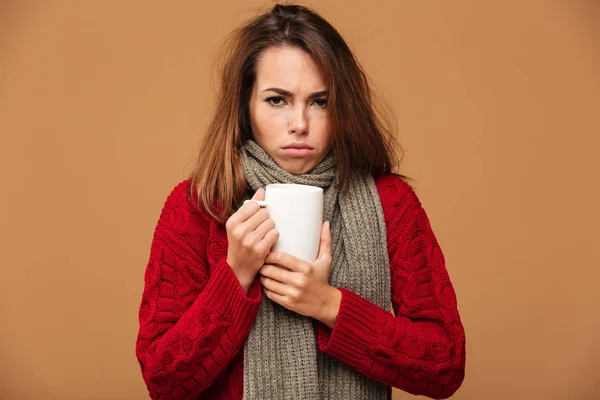 Traurig kranke kaukasische Frau trinkt heißen Tee. — Stockfoto