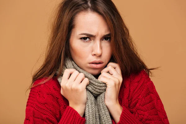 Nahaufnahme Porträt einer aufgebrachten frierenden Frau in rotem Strickpullover — Stockfoto