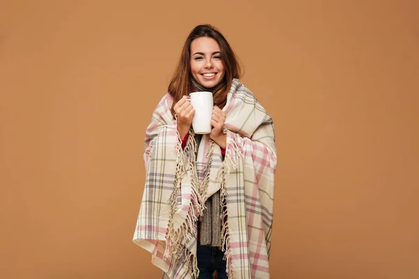 Retrato de uma linda menina sorridente coberta de cobertor — Fotografia de Stock