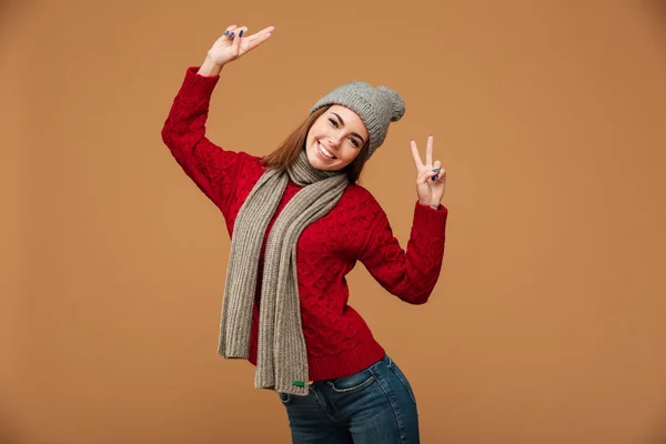 Portrét šťastné mladé ženy ve svetru — Stock fotografie