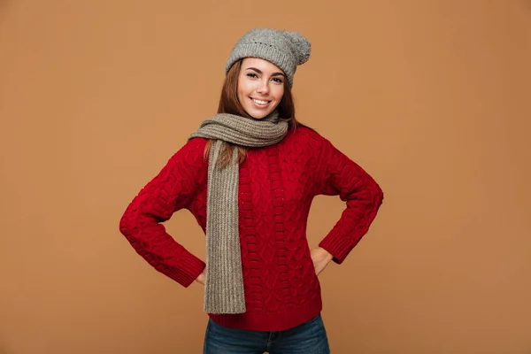 Charmantes Mädchen in rotem Strickpullover und Wollmütze mit Blick auf c — Stockfoto