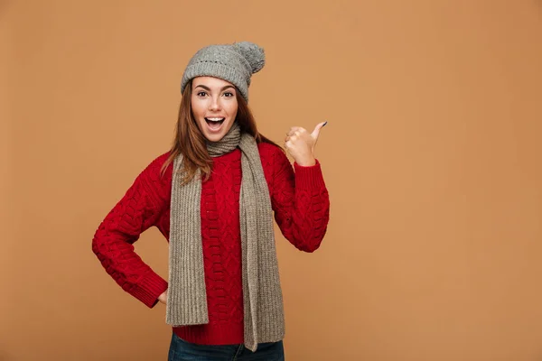 Felice uscita bella donna in vestiti invernali mostrando pollice su ges — Foto Stock