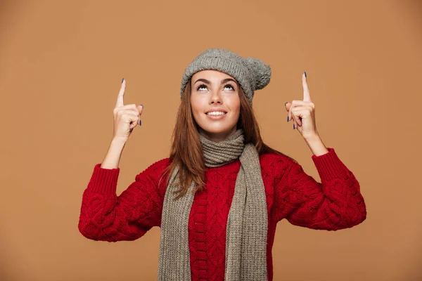 Donna sorridente in abiti invernali che punta con il dito e guardando — Foto Stock