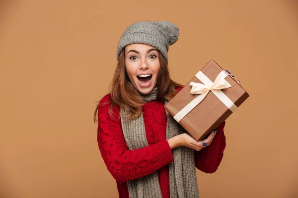 Close-up de feliz atraente jovem mulher em roupas de inverno holdi — Fotografia de Stock