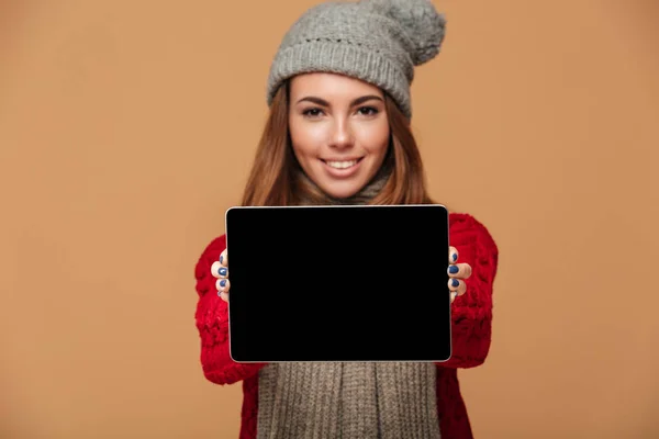 Sonriente dama caucásica que muestra la pantalla de la tableta . —  Fotos de Stock
