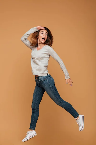 Screaming caucasian woman jumping isolated — Stock Photo, Image