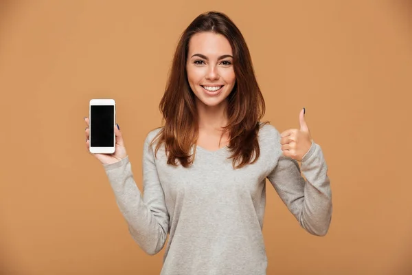 Gros plan portrait d'une femme brune joyeuse montrant un éboulis vierge — Photo