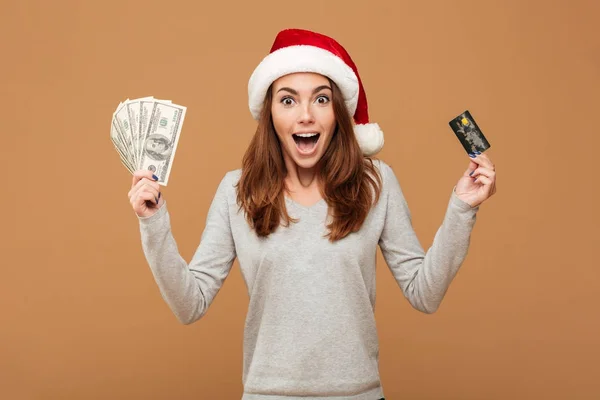 Excited shocked caucasian lady holding money and credit card — Stock Photo, Image