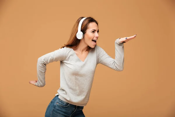 Emotionale kaukasische Dame tanzt isoliert Musik hören — Stockfoto