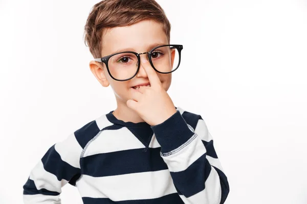 Gros plan portrait d'un mignon petit enfant souriant dans des lunettes — Photo