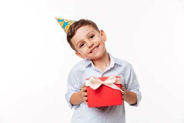 Retrato de um lindo menino bonito em chapéu de aniversário — Fotografia de Stock