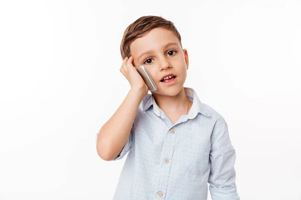 Retrato de un niño pequeño y lindo hablando por teléfono móvil — Foto de Stock