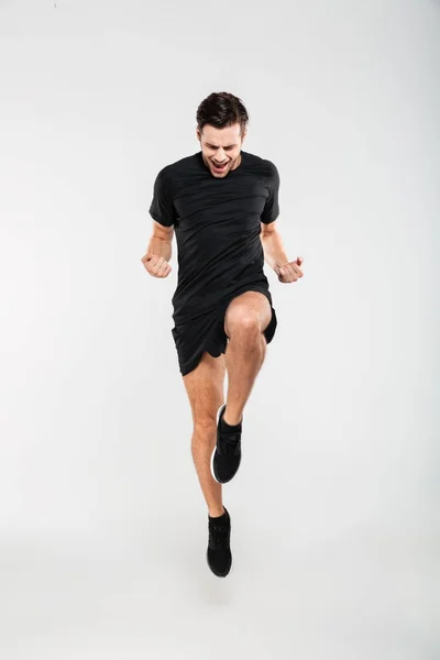 Neşeli bir memnun sporcu atlama tam uzunlukta portresi — Stok fotoğraf