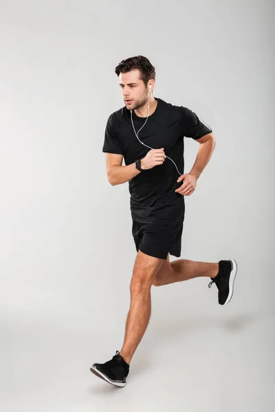 Visão lateral retrato completo de um jovem atleta confiante — Fotografia de Stock