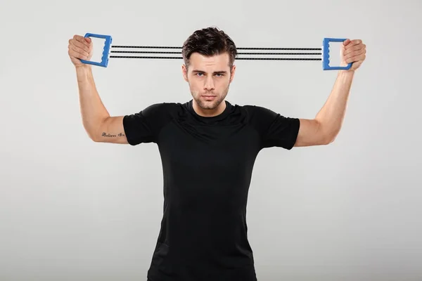 Retrato de um jovem focado trabalhando com expansor — Fotografia de Stock