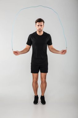 İp atlama ile atlama güçlü genç spor adamı