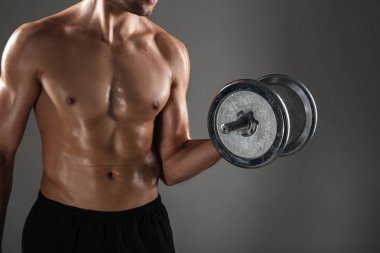 Kırpılmış görüntü güçlü genç adam olun spor egzersizleri spor