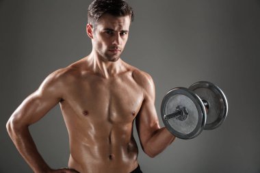 Genç spor adamı yapmak spor egzersizleri konsantre