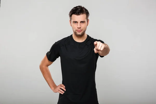 Portret młodego sportowca pewny siebie palcem wskazującym — Zdjęcie stockowe
