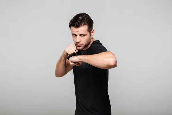 Retrato de um jovem desportista concentrado — Fotografia de Stock