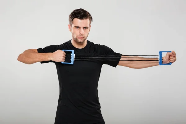 Retrato de un joven concentrado haciendo ejercicio — Foto de Stock