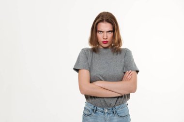 Sinirli genç beyaz kadın kolları ile geçti.